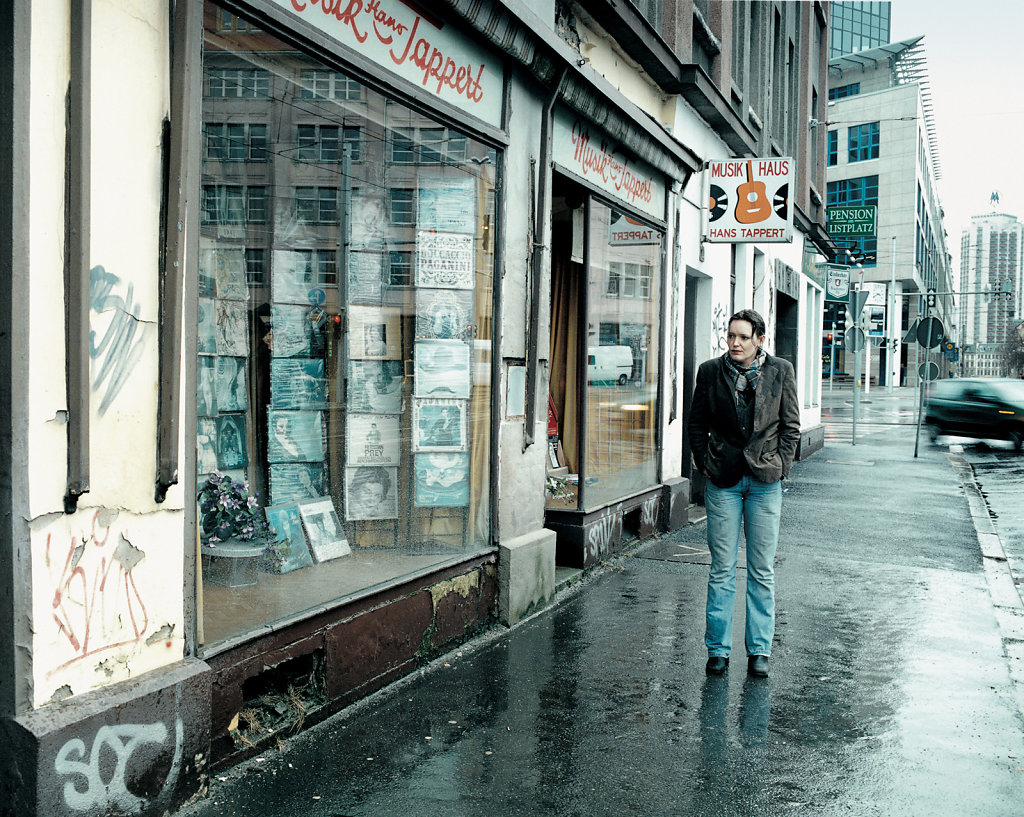 Katharina Immekus, painter, »Musikhaus Hans Tappert« shop, Leipzig (DE), 03/01
